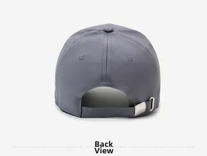 Dettaglio del retro di un berretto da baseball ad asciugatura rapida con fibbia in metallo