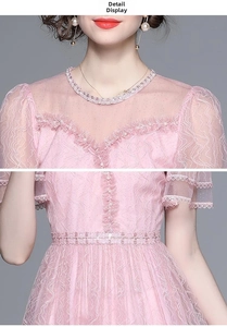 Detail der exquisiten Perlenverzierung an Kragen und Taille des rosa Spitzenkleids