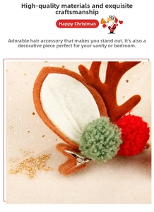 Détail d'une pince à cheveux renne de Noël avec pompons rouges et verts sur de la gaze