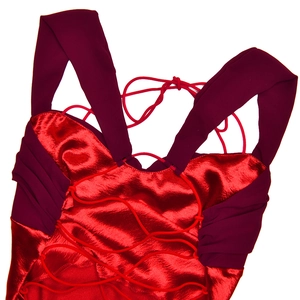 Détail de la robe dos nu en satin rouge avec laçage croisé et tissu brillant