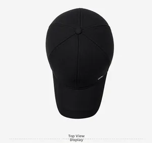 Vista dall'alto di un cappello da baseball invernale nero in twill di cotone denso