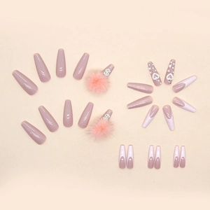 Faux ongles ballerine roses longs avec pompons duveteux et strass en forme de cœur