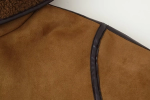 Dettaglio della giacca in scamosciato marrone con interno in pile e finiture in pelle