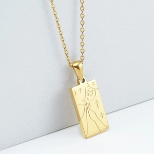 Detailaufnahme eines goldenen quadratischen Tarot-Anhängers mit feiner Gravur an einer Kette