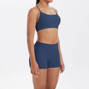 Vue latérale de l'ensemble de yoga bleu marine avec brassière et short à taille haute