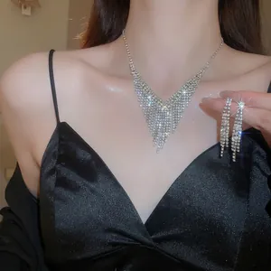 Parure collier et boucles d'oreilles de mariée en zircons argentés avec longs glands