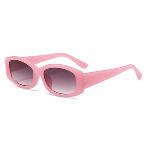 Rosafarbene quadratische Sonnenbrille mit lila Verlaufsgläsern und Steppmuster