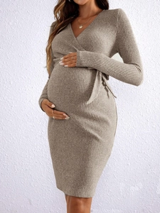 Détail d'une robe de maternité en maille gris chiné avec col en V et texture côtelée