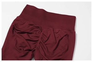Detail der weinroten Yoga-Leggings mit hohem Bund und Scrunch-Butt-Lifting-Textur
