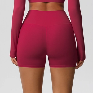 Détail du short de yoga taille haute couleur baie avec couture en V et poches
