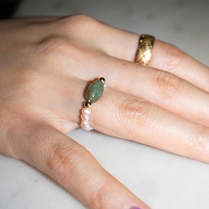 Elegant 18k gold stainless steel ring with white freshwater pearls and green aventurine