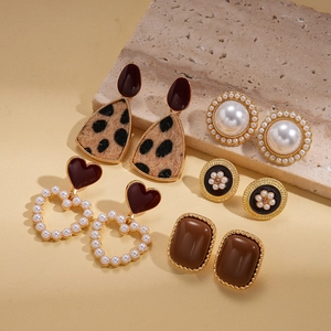Ten-piece vintage resin and pearl earring set with leopard print and heart shapes