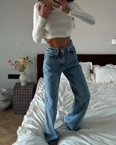 Detail einer hoch taillierten Wide-Leg-Jeans in gewaschenem Blau im Vintage-Streetstyle