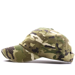 Vue détaillée du motif camouflage jungle sur la casquette de baseball en coton