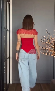Vue arrière détaillée du haut bustier en dentelle rouge avec ourlet en V et jean bleu