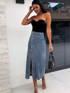 Gros plan d'une jupe en jean taille haute avec boutons et fente frontale chic