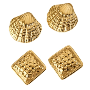 Set of gold stainless steel earrings featuring square hammer texture and shell fan designs