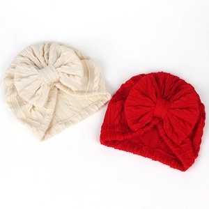 Bonnets turban en tricot pour bébé avec grands nœuds en blanc crème et rouge foncé