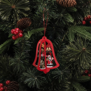Ornement de Noël en bois rouge en forme de cloche 3D suspendu à un sapin décoré