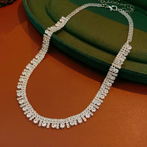 Dettaglio della collana a nappe in argento con zirconi incastonati su vassoio di velluto