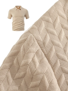 Détail du polo en maille kaki montrant la texture jacquard et la patte de boutonnage