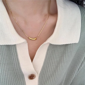 Close-up of a high-polished gold waterdrop pendant on a 925 sterling silver chain