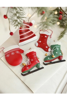 Detail von Weihnachtsanhängern aus Metall wie Socken und Handschuhe für die Deko