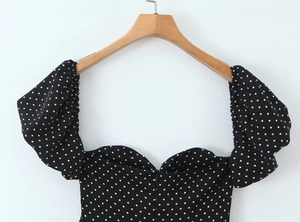 Vue détaillée d'une robe rétro française à pois avec manches bouffantes et col en cœur