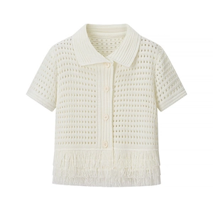 Kurzärmelige weiße Strickjacke mit Lochmuster, Quastensaum und einreihiger Knopfleiste