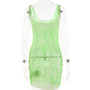 Détail de la robe courte en maille verte montrant la texture du tissu et le design filet