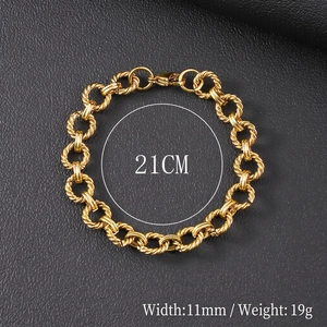 Gros plan d'un bracelet gourmette doré de 11mm avec indications de 21cm de long