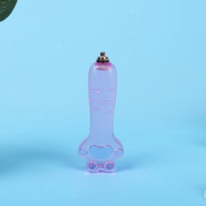 Détail macro d'un moule en silicone patte de chat violet avec connecteur à vis en métal