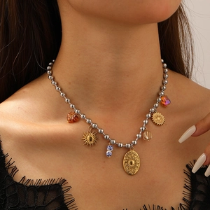 Collana vintage con bussola solare, catena a sfere d'argento e ciondoli dorati chic