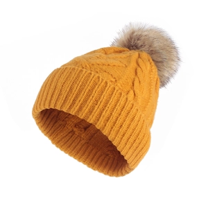 Gelbe Strickmütze für den Winter mit braunem Kunstpelzbommel und gerippter Textur