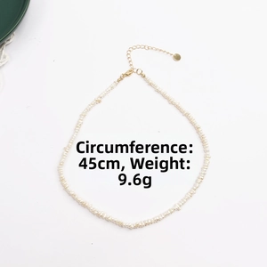 Detail of a 45cm pearl necklace with gold clasp and lobster buckle weighing 9.6g