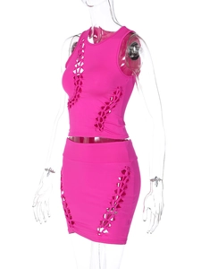 Détail de l'ensemble deux pièces rose avec laçage ajouré sur le côté de la jupe et du top