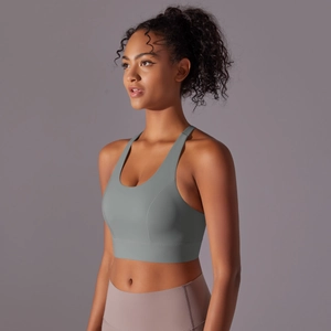 Vue détaillée du soutien-gorge de sport vert sauge avec larges bretelles et dos nageur
