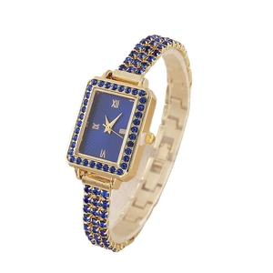 Élégante montre rectangulaire dorée pour femme avec cristaux bleus et cadran bleu foncé