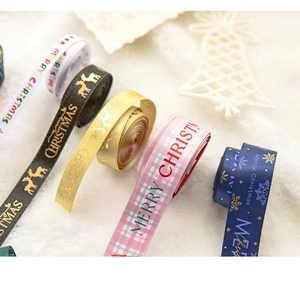 Rubans de Noël en satin colorés avec impressions dorées Joyeux Noël sur fond en peluche
