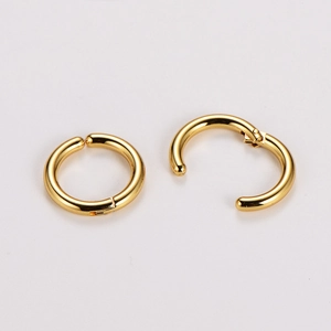 Detail of 2.5mm gold hoop earrings showing the hinge mechanism and polished finish
