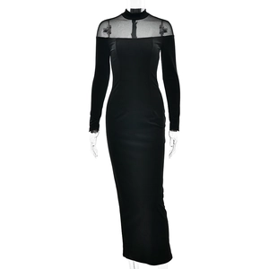 Elegante abito lungo nero attillato con inserti in mesh trasparente e maniche lunghe, tinta
