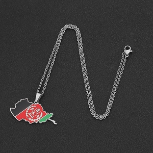 Vue détaillée du pendentif carte Afghanistan en acier inoxydable avec couleurs drapeau