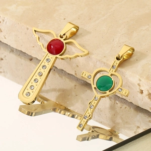 Pendentifs croix en acier inoxydable plaqué or 18 carats avec rubis et émeraude