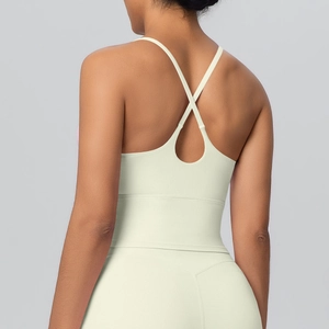 Détails des bretelles croisées et de l'ourlet large du soutien-gorge de sport crème