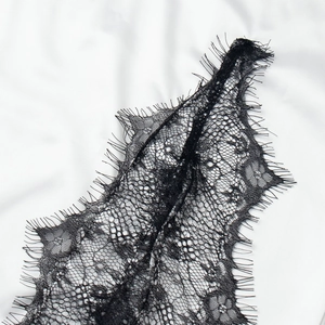 Gros plan sur la dentelle cil noire délicate avec motifs floraux et maille de précision