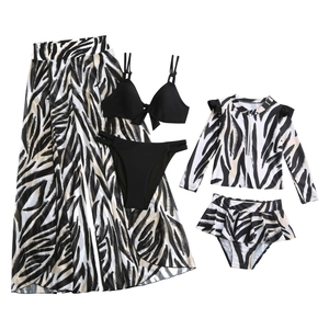 Maillot de bain famille motif zèbre avec jupe fendue et ensemble enfant manches longues