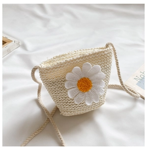 Detail einer beigen Stroh-Beuteltasche für Mädchen mit großer Gänseblümchen-Blüte und Trageriemen