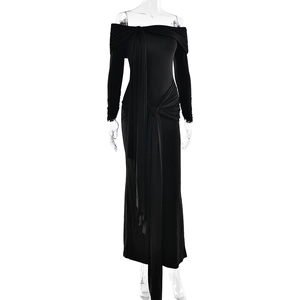 Détail de la robe longue noire à épaules dénudées avec taille froncée et rubans fluides