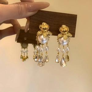 Boucles d'oreilles vintage fleurs et perles avec roses dorées et gouttes cristal