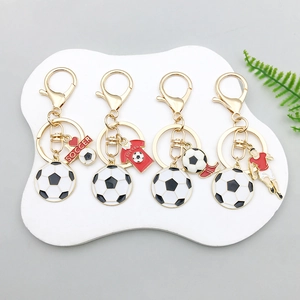 Dettaglio di portachiavi calcio con pallone, maglia e ciondolo I love soccer